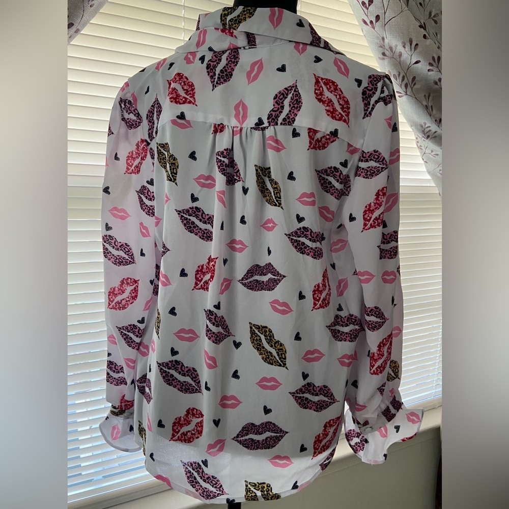 New York & Company - Lip-Print Bow-Neck Long-Sleeve Blouse (NWT) - Picture 4 of 5